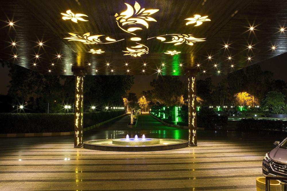 Atrio By Devam Hotel Gurgáon Kültér fotó