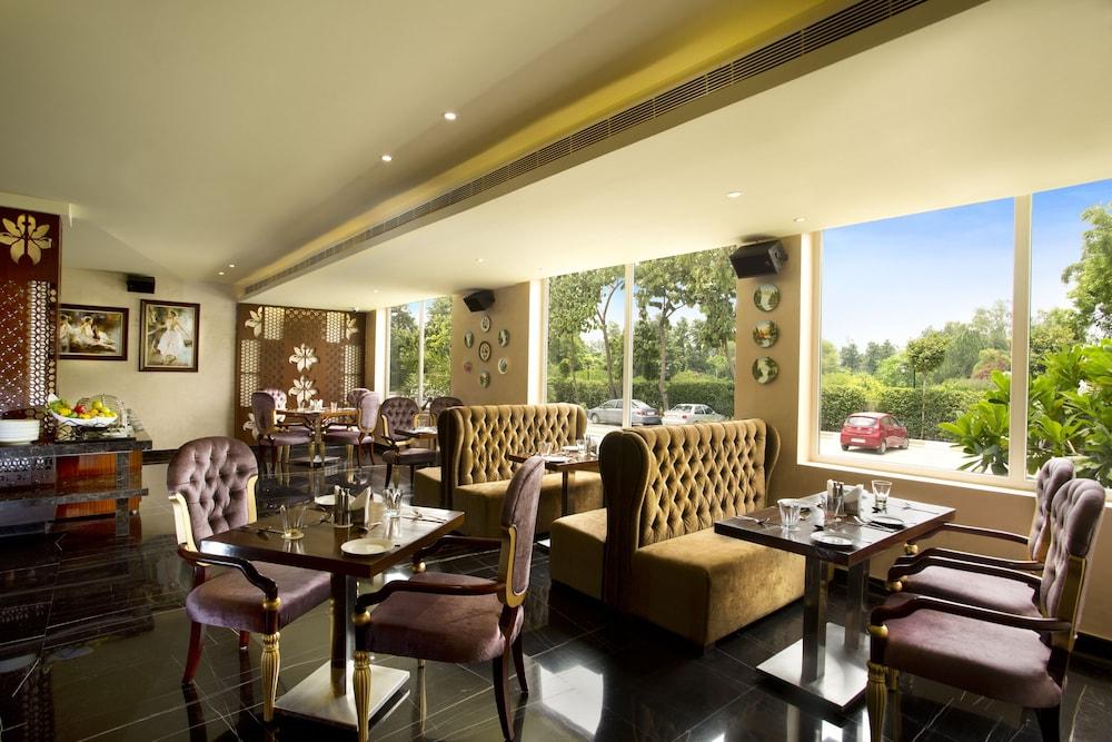 Atrio By Devam Hotel Gurgáon Kültér fotó
