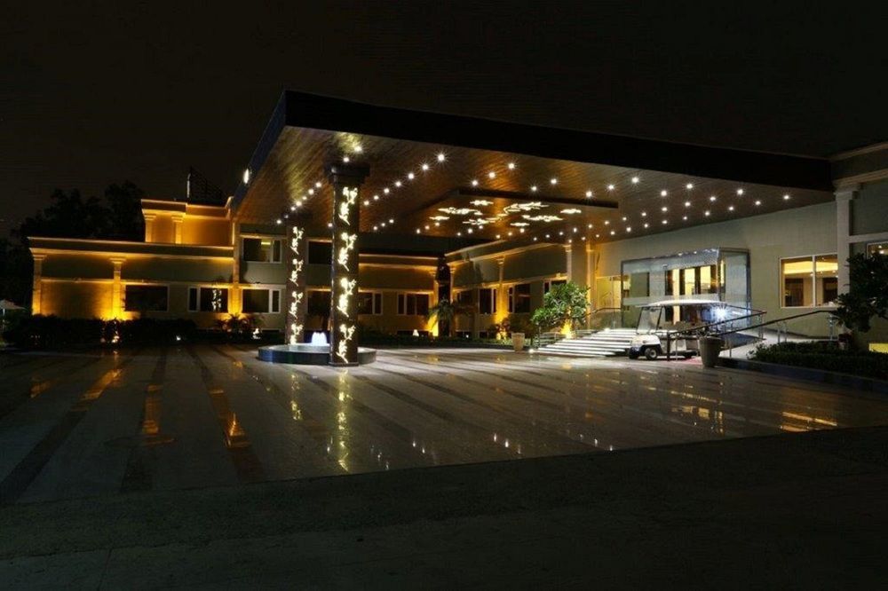 Atrio By Devam Hotel Gurgáon Kültér fotó