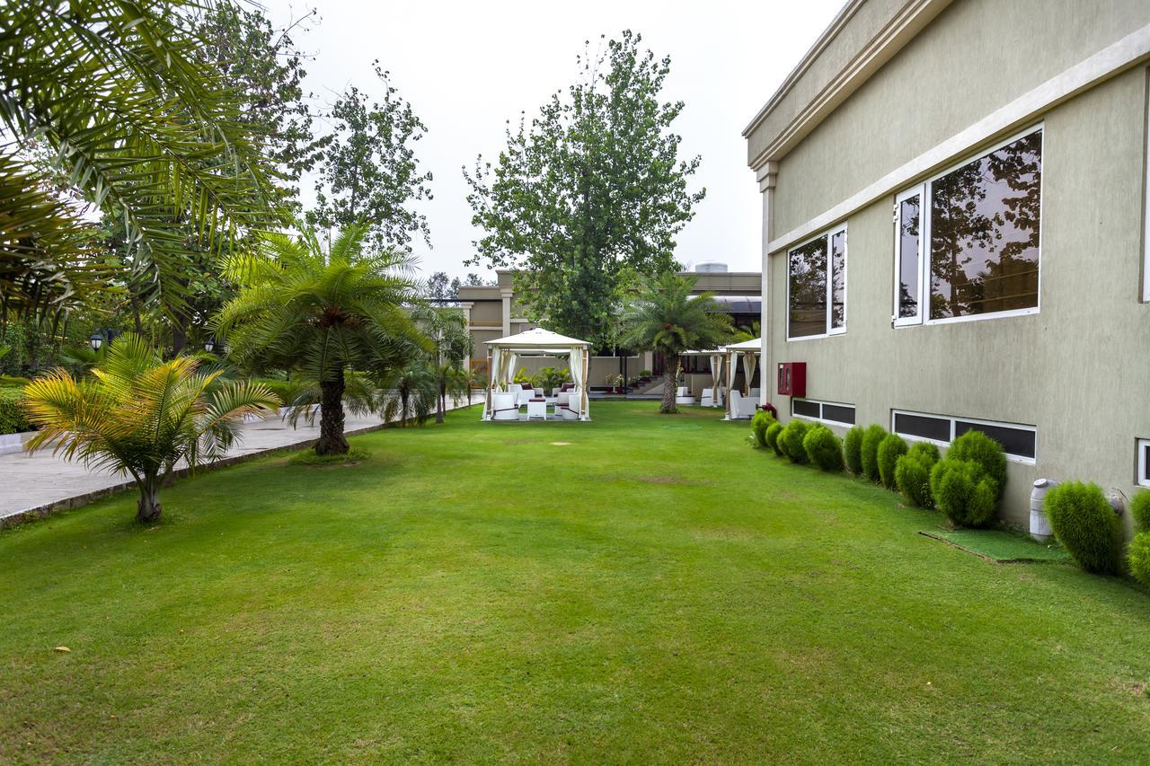 Atrio By Devam Hotel Gurgáon Kültér fotó