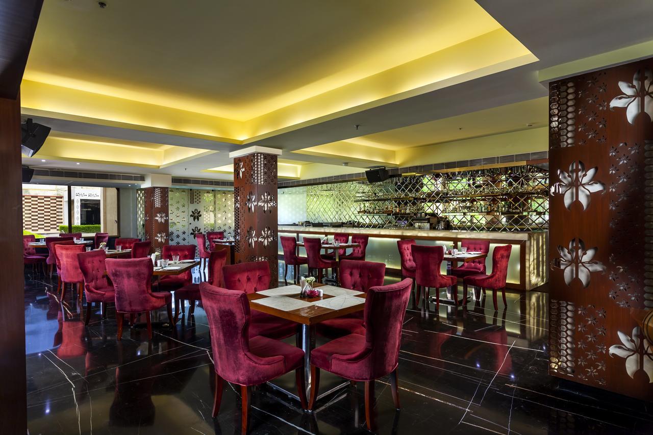 Atrio By Devam Hotel Gurgáon Kültér fotó